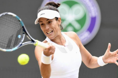 Muguruza golpea una derecha, durante su partido ante Kuznetsova.-EFE / WILL OLIVER