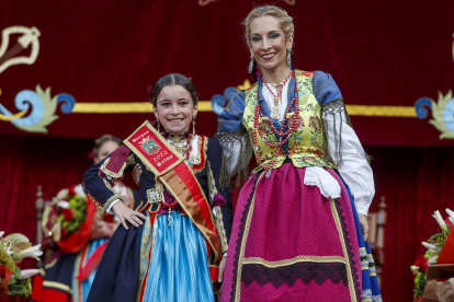 La concejala de Festejos, Blanca Carpintero, con la Reina Infantil. SANTI OTERO