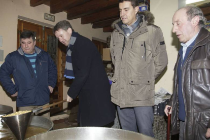 El alcalde Javier Lacalle y Ángel Ibañez observando las grandes calderas con los titos.-Santi Otero