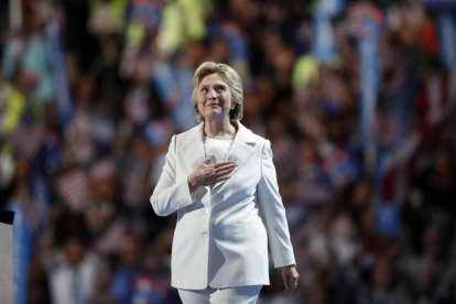 Hillary Clinton, antes de pronunciar su discurso de aceptación de la nominación demócrata, el jueves en Filadelfia.-AP / PAUL SANCYA