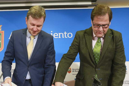 Javier Lacalle y Salvador de Foronda, ayer, durante la presentación del borrador del presupuesto.-RAÚL G. OCHOA