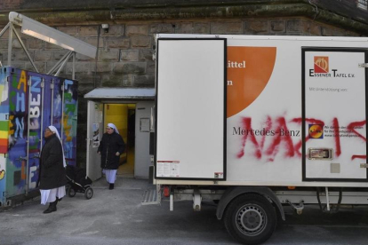 Un camión del banco de alimentos de Essen con una pintada de protesta.-AP / MARTIN MEISSNER