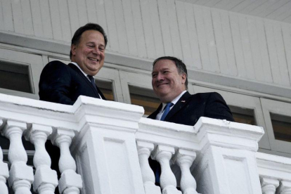 El secretario de Estado Mike Pompeo junto al presidente panameño Juan Carlos Varela.-AFP POOL