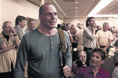 Varoufakis llega a una reunión del comité central de Syriza, el pasado sábado, en Atenas.-Foto: AP / YORGOS KARAHALIS