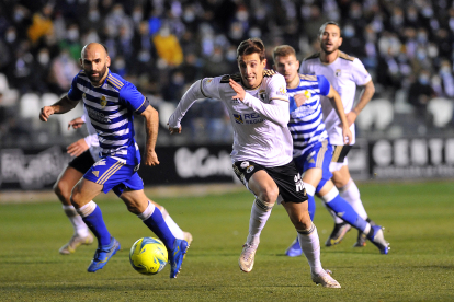 Imagen del partido entre el Burgos CF y la Ponferrdina. TOMÁS ALONSO
