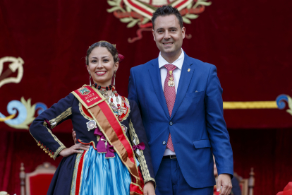 El alcalde de Burgos, Daniel de la Rosa, con la Reina Mayor. SANTI OTERO