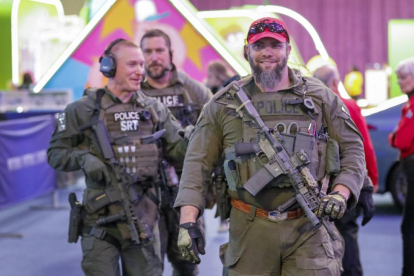 Un equipo SWAT patrulla en Minneapolis.-ERIK S. LESSER (EFE)