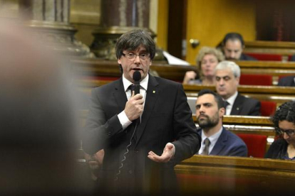 Intervención del 'president' Carles Puigdemont en el Parlament tras la suspensión de la Conselleria de Exteriors.-ACN / FOTO: FERRAN SENDRA