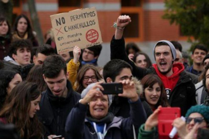 Protesta de los alumnos de la Universidad Rey Juan Carlos, afectada por los escándalos de los masters, la pasada primavera.-JOSE LUIS ROCA