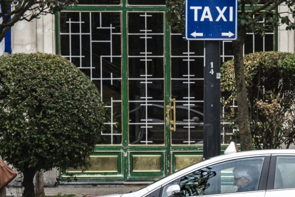 Un taxista espera en la parada de la avenida del Cid.-ISRAEL L. MURILLO
