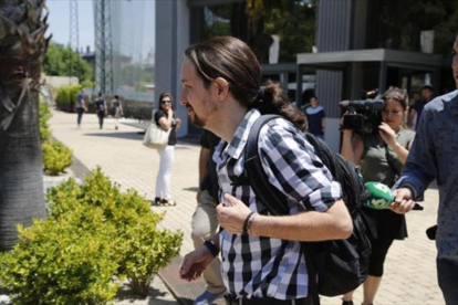 Iglesias, tras oír a Echenique en el teatro Goya, el lunes en Madrid.-AGUSTÍN CATALÁN