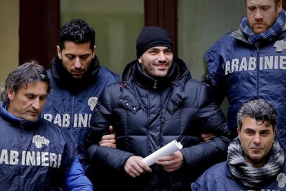 El supuesto jefe de la Camorra Alessandro Giannelli, en el centro, es escoltado por la policia tras ser arrestado por los Carabinieri cerca de Caserta  en Napoles  Italia  el 9 de febrero del 2016.-EFE / CIRO FUSCO