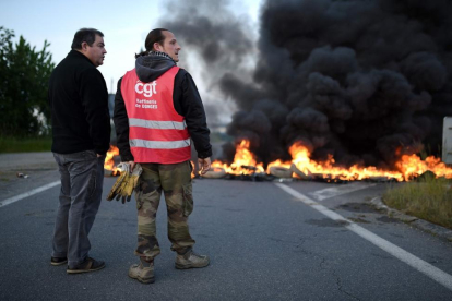 Huelga de trabajadores de una refinería Total en Donges, en el oeste de Francia.-AFP / JEAN-SEBASTIEN EVRARD