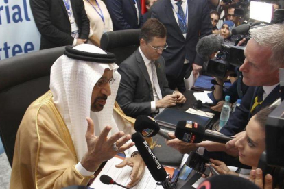 Khalid Al-Falih, ministro de Energía de Arabia Saudí, habla con los periodistas tras la reunión de la OPEP.-ANIS BELGHOUL