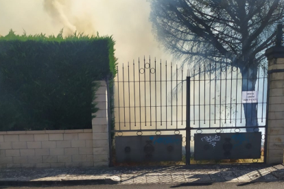 Incendio en una parcela sin construir en plena urbanización de los Tomillares