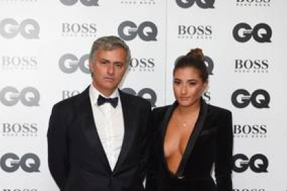 Jose Mourinho, con su hija Matilde, este martes, en la gala de los premios GQ Men, en Londres.-AP