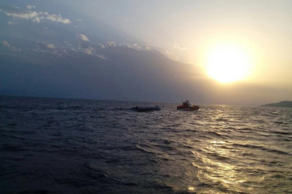 Pateras en la isla de Lesbos.-ÓSCAR CAMPS