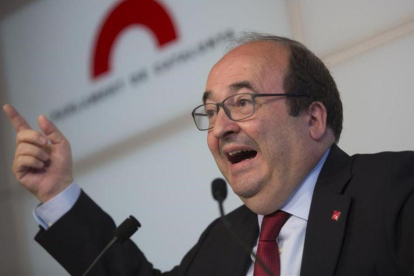 Iceta, en rueda de prensa en el Parlament.-ALBERT BERTRAN