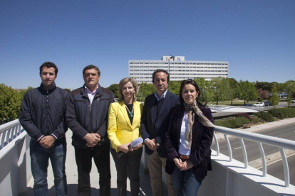 La candidata y cabeza de lista del PP a las Cortes de Castilla y León por Ávila, Alicia García, presentó sus propuestas en materia sanitaria. De I. a D. Antonio Jiménez, Pedro José Pascual, Alicia García, Vidal Galicia y Marisol Montalvo, retratados frent-Ical