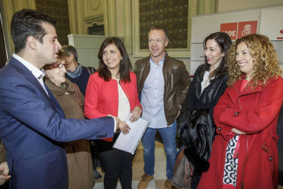 Luis Tudanca y Esther Peña durante el Comité Provincial del partido socialista, ayer en el Teatro Principal.-SANTI OTERO