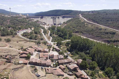 Vista aérea de la presa de Castrovido, cuyo hormigonado ya está prácticamente terminado tras años de retrasos.-ISRAEL L. MURILLO