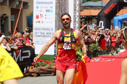 Luis Alberto Hernando atraviesa exultante de alegría la línea de meta en primera posición-I-RunFar