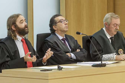 El abogado de la defensa, Fernando Vecino (izquierda), durante la vista oral de ayer.-SANTI OTERO