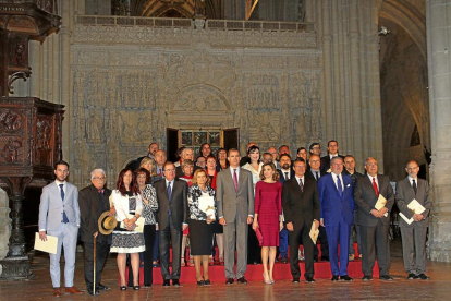 Los reyes, Felipe VI y Letizia, posan junto al presidente de la Junta, Juan Vicente Herrera, y el ministro de Cultura en fuciones, Íñigo Méndez de Vigo, con los premios nacionales de Cultura-ICAL