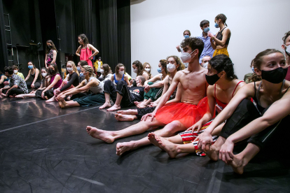 Alumnos de la escuela profesional de Danza de Burgos durante un descanso de un ensayo para una actuación. TOMÁS ALONSO