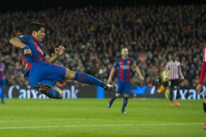 Suárez, con un espectacular disparo, firma el 1-0 al Athletic en el Camp Nou.-JORDI COTRINA