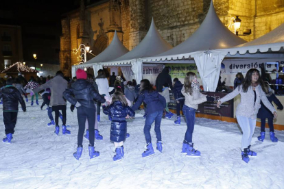La pista de patinaje sobre hielo abarrotada y funcionando a pleno rendimiento.-RAÚL G. OCHOA