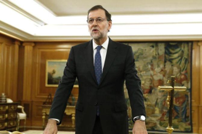 Rajoy, frente a un crucifijo, durante su toma de posesión como presidente, el pasado 31 de octubre en el palacio de la Zarzuela.-POOL / EFE