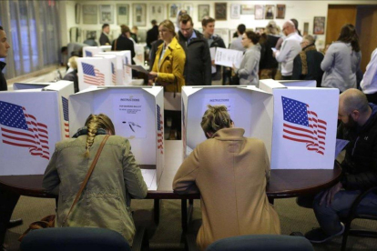 Electores preparan su votación en un colegio de Des Moines (Iowa).-/ GETTY AFP / JOSHUA LOTT