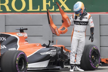 Fernando Alonso abandona el McLaren tras ser informado por radio de que sufría un problema en la dirección.-JACQUES BOISSINOT