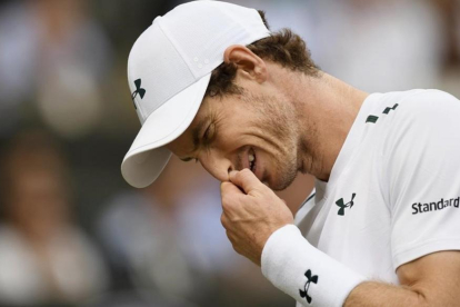 Murray se desespera durante el partido contra Querrey en Wimbledon.-EFE / FACUNDO ARRIZABALAGA