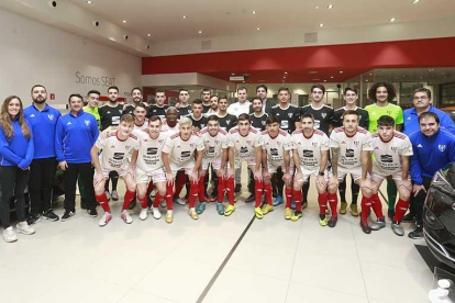 Los jugadores del Bupolsa visitaron las instalaciones de su patrocinador, el Seat Arlanzón Motor.-RAÚL OCHOA