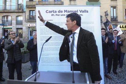 Manuel Valls, ayer martes, en el Raval.-DANNY CAMINAL