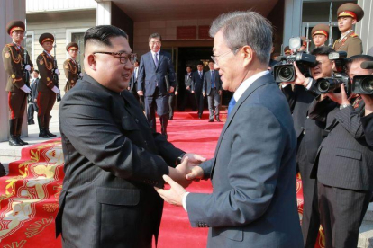 El presidente de Corea del Sur, Moon Jae-in, estrecha la mano a su homólogo de Corea del Norte, Kim Jong-un.-AFP