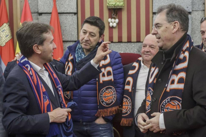 Lacalle habla con el presidente del Autocid, Miguel Ángel Benavente, en presencia de los directivos Luis Ángel García y Eduardo Martínez.-SANTI OTERO