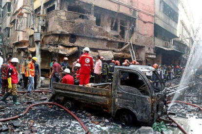 Un gran incendio en un barrio de Dacca causa decenas de muertos.-MONIRUL ALAM (EFE)