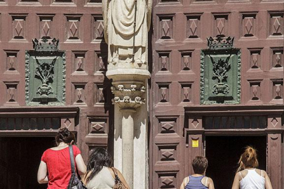 Unos turistas visitan la Catedral de Burgos.-SANTI OTERO