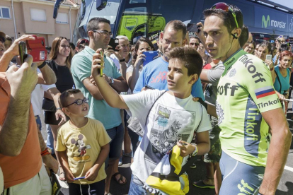 Alberto Contador es reclamado al principio y final de cada jornada para hacerse fotos y firmar autógrafos-Santi Otero