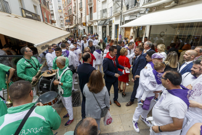 El Himno a Castilla sonó ayer en la calle Sombrerería en el homenaje que rinde cada año la peña Antonio José al genial músico burgalés frente a la casa en la que habitó. SANTI OTERO