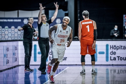 McFadden muestra su satisfacción tras anotar un triple en el partido que midió ayer a Georgia con Suiza. FIBA