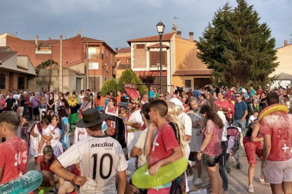 El desfile de carrozas y las peñas es un de los actos centrales de las fiestas patronales de La Horra.-ECB