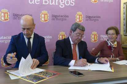 Javier González y César Rico firman el convenio. SANTI OTERO