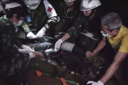 El equipo de rescate traslada a uno de los niños atrapados en la cueva de Tailandia, el pasado 11 de julio.-THAI NAVY SEAL (AP)