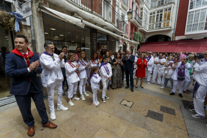 El Himno a Castilla sonó ayer en la calle Sombrerería en el homenaje que rinde cada año la peña Antonio José al genial músico burgalés frente a la casa en la que habitó. SANTI OTERO