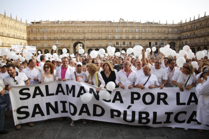 Manifestación convocada por la plataforma en defensa de la sanidad pública en Salamanca donde han acudido más de un millar de personas-ICAL