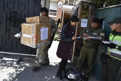 Miembros de la policía boliviana, en el acceso de la embajada de México, el lunes en La Paz.-EFE